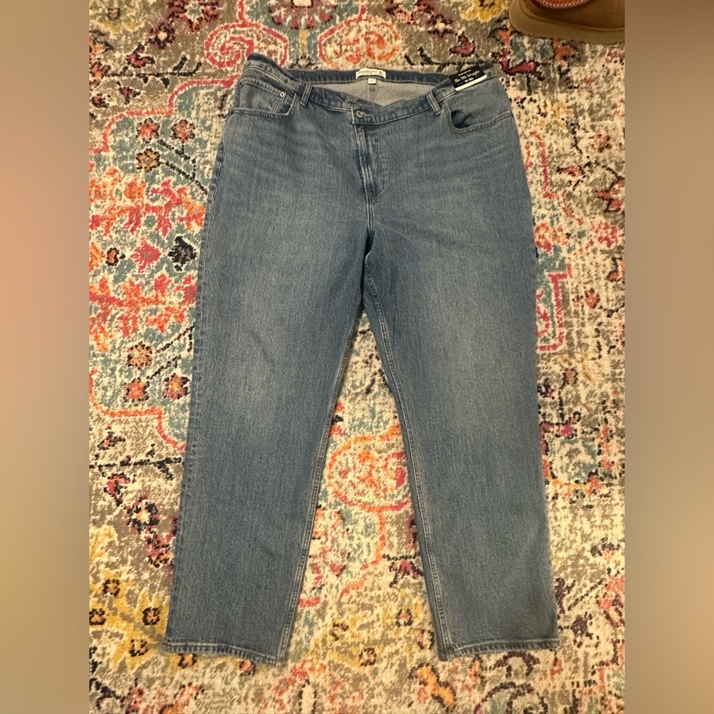 Abercrombie, ultra high rise, 90’s straight jean, 35/20 regular, curve love